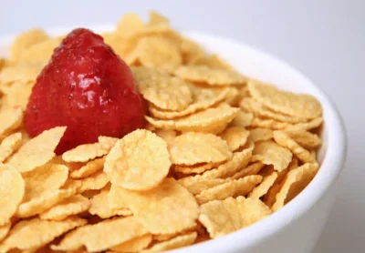 Пять притяжений зеркала: как мы читаем ложные знаки в сердечных играх мужчин