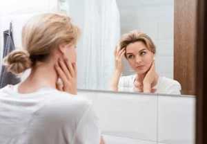 Тени в зеркале: почему своё тело кажется чужим и как найти путь домой