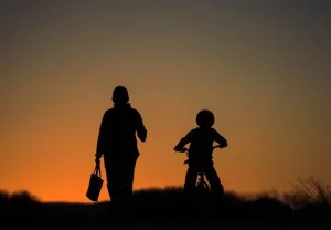 Почему "Сам решу" звучит неуверенно: тайный узел материнской любви и взросления сына