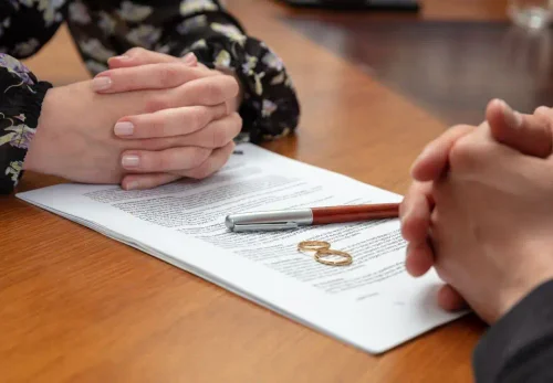 Деньги в семье: невидимый маятник, который качает любовь (и почему его боятся обсуждать)