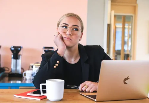 Почему выгорание у зумеров — не просто каприз: тайная цена взросления в эпоху скорости