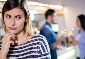 В бой идут одни красавицы: как женщины вычисляют своих соперниц