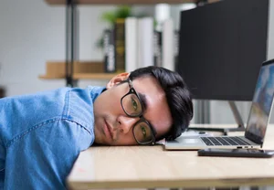 Когда искусственный интеллект не только увольняет, но и лишает сна: почему AI — это депрессия XXI века