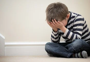 Почему вы ругаете себя сильнее других: самый опасный яд из детства