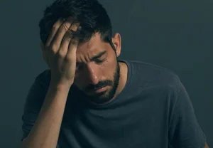 Когда депрессия встречает заначку: как уровень дохода перепрошивает чувство справедливости