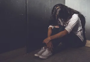 Когда детство – не сахар: как травмы детей переплетаются с взрослой зависимостью от всего и сразу