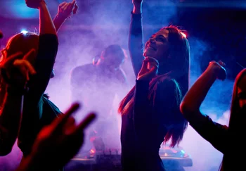 Клубничка в кедах: почему женщины за 40 не уходят с рейва