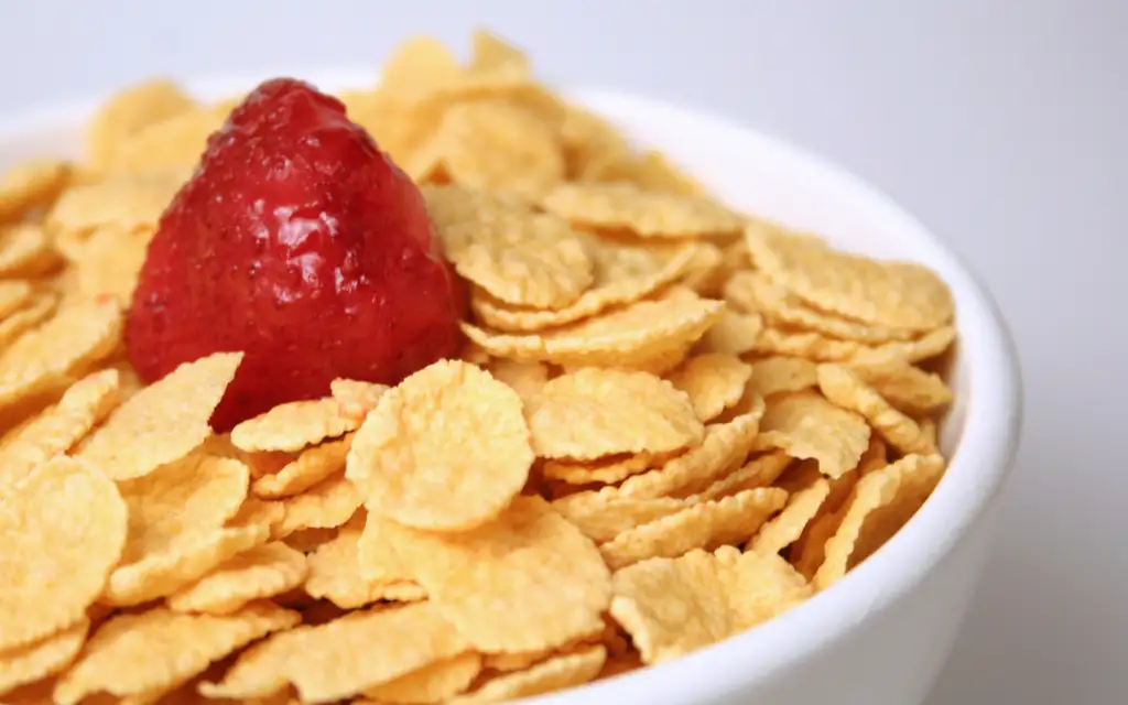 Пять притяжений зеркала: как мы читаем ложные знаки в сердечных играх мужчин