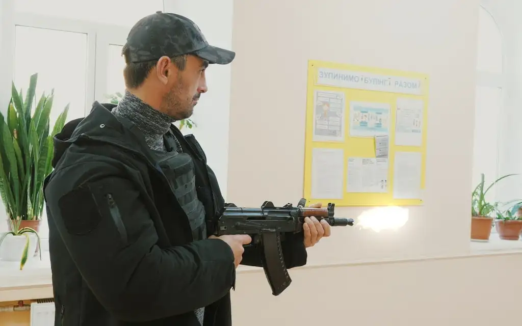 Тени за школьным окном: о чем молчат души «стрелков» и как сохранить свет для наших детей