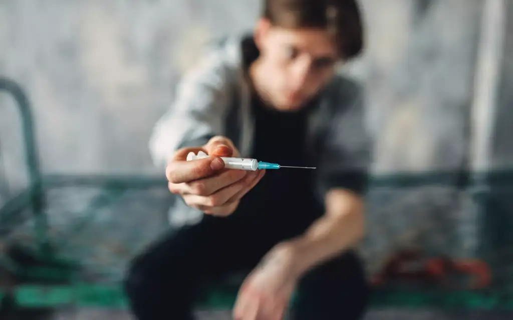 Запретный плод вовлекает: что на самом деле толкает подростков к грани зависимости