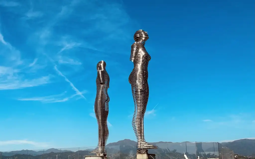 «Почему мы держимся за руку, когда темно?» Тайна любви, спасающей в самые страшные минуты жизни