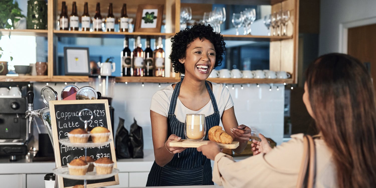 Почему либералы выбирают татуированных бариста, а консерваторы — всё равно кого: что бренды «говорят» через правила для сотрудников