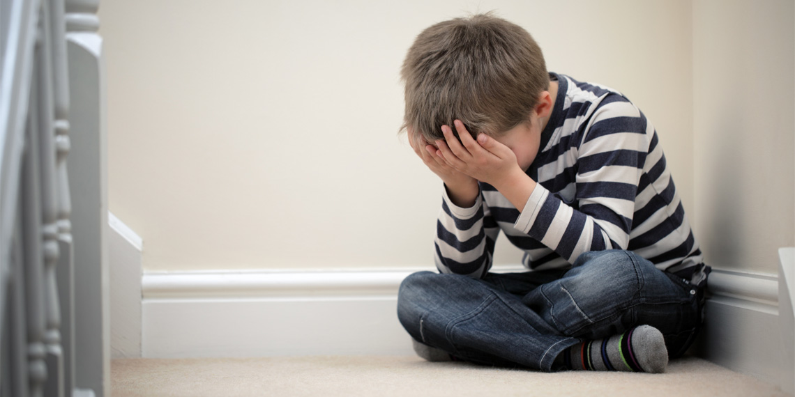 Почему вы ругаете себя сильнее других: самый опасный яд из детства